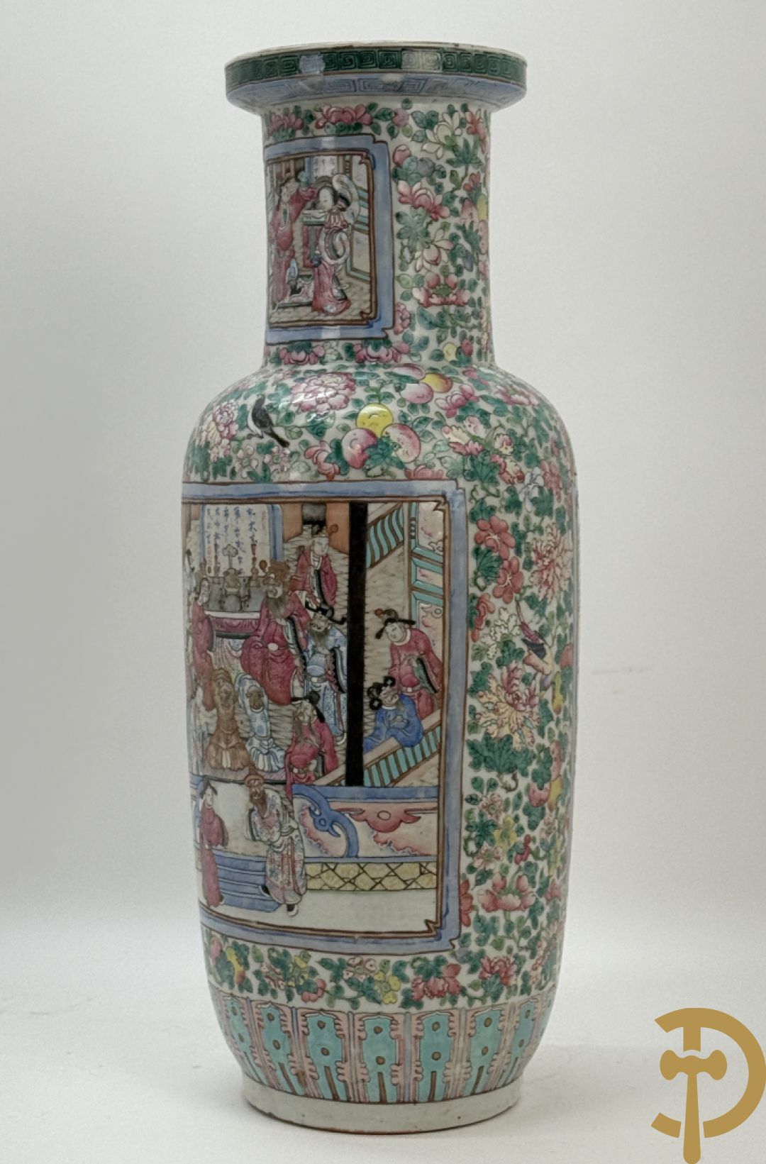 Chinese porseleinen vaas met geanimeerd decor en fond van bloemen, Kanton 19e