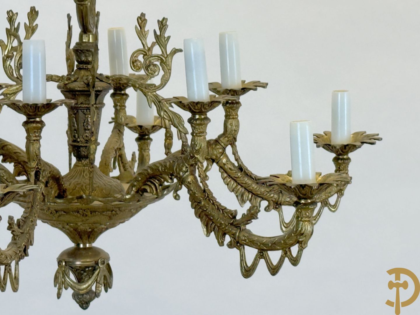 Koperen twaalfarmige luchter bezet met fee