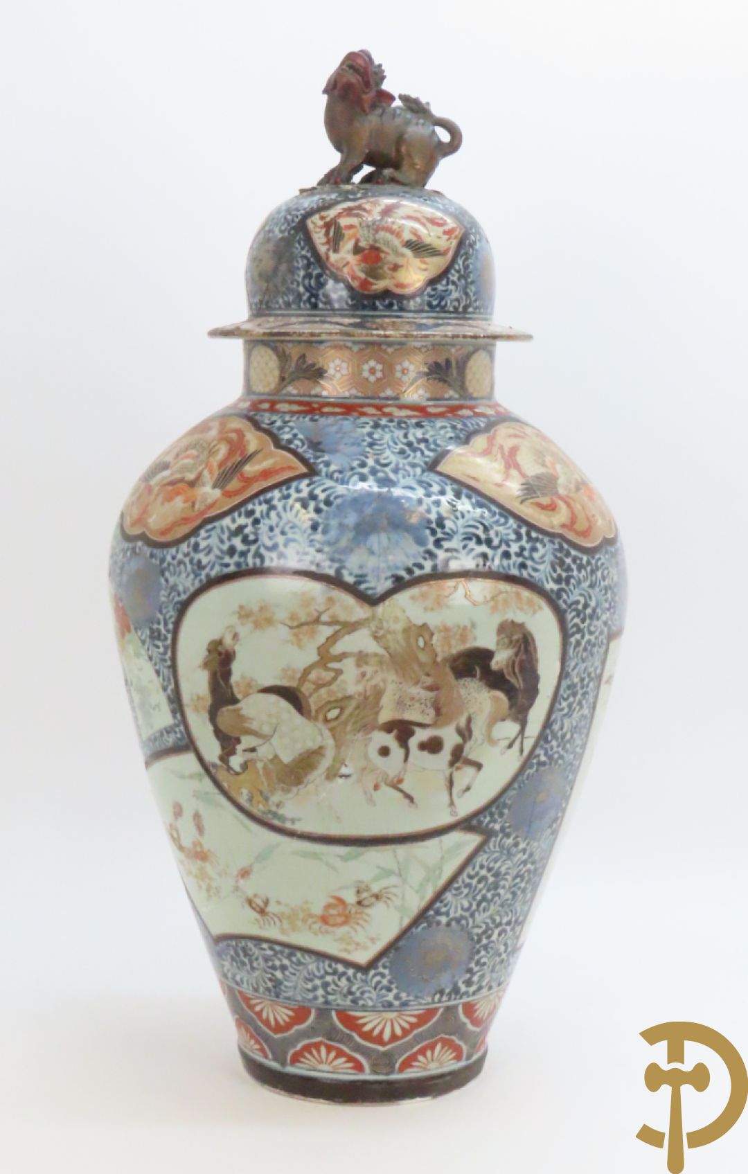 Grote Japanse Imari dekselpotiche bezet met fo hond en natuurtaferelen