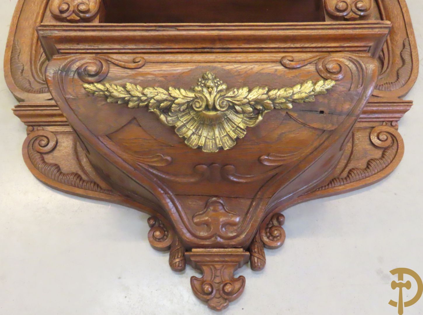 Massief eiken hangtabernakel + religieus brocaat