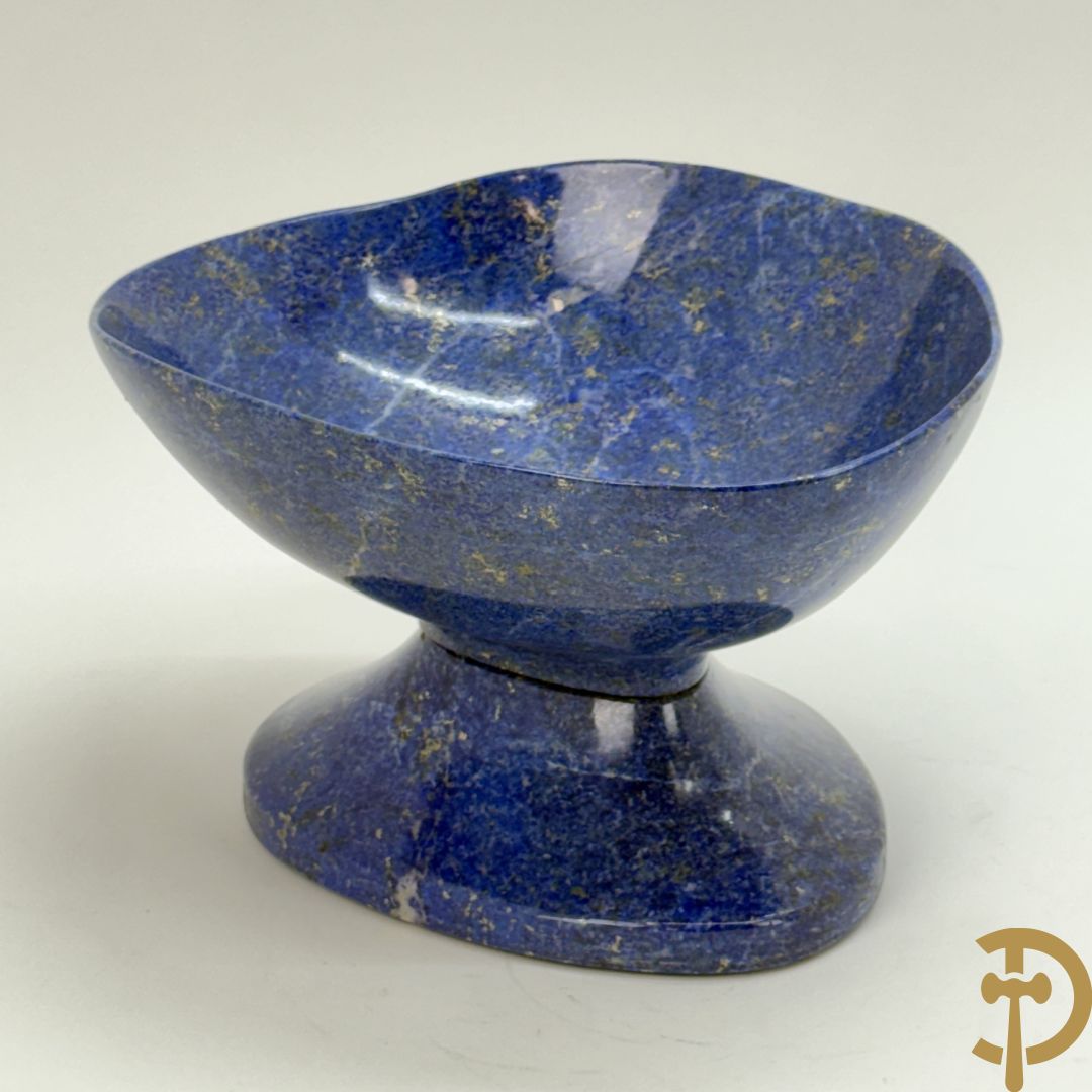 Wolf Helmut (getekend onderaan) twee ledige gepolierde schaal/bowl op voet van halfedelgesteente lapis lazuli met golvende rand onder getekend WOLF H. (Steinbildhauer, Edelsteingestalter, aus Kirschweiler, Idar-Oberstein) - (nieuwprijs 20.000 €)