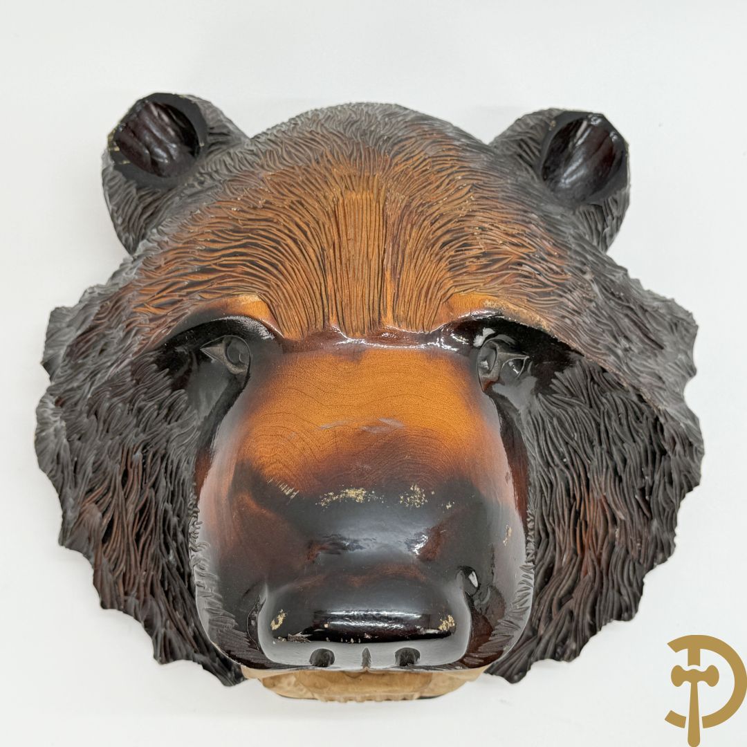 Houtgesculpteerde en gepatineerde beer, gesigneerd met Japanse tekens