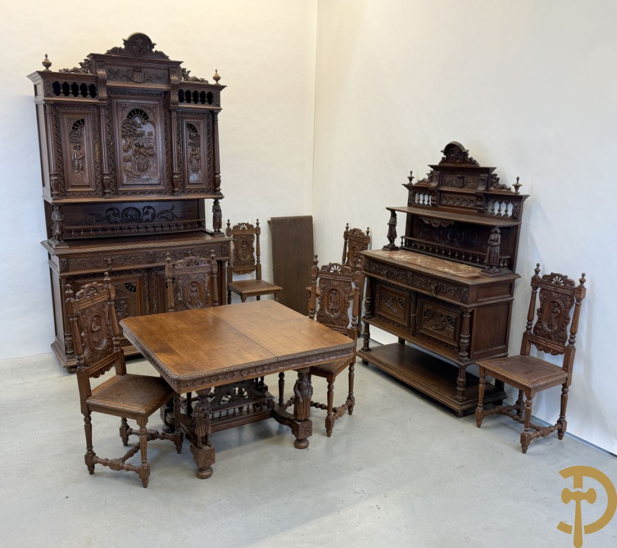 Massief eiken Bretoense eetkamer bestaande uit buffet met 3 deuren boven, 2 deuren onder, lades midden en gesculpteerde geanimeerde scènes + desserte + uittrekbare tafel + 6 stoelen + extra allonge