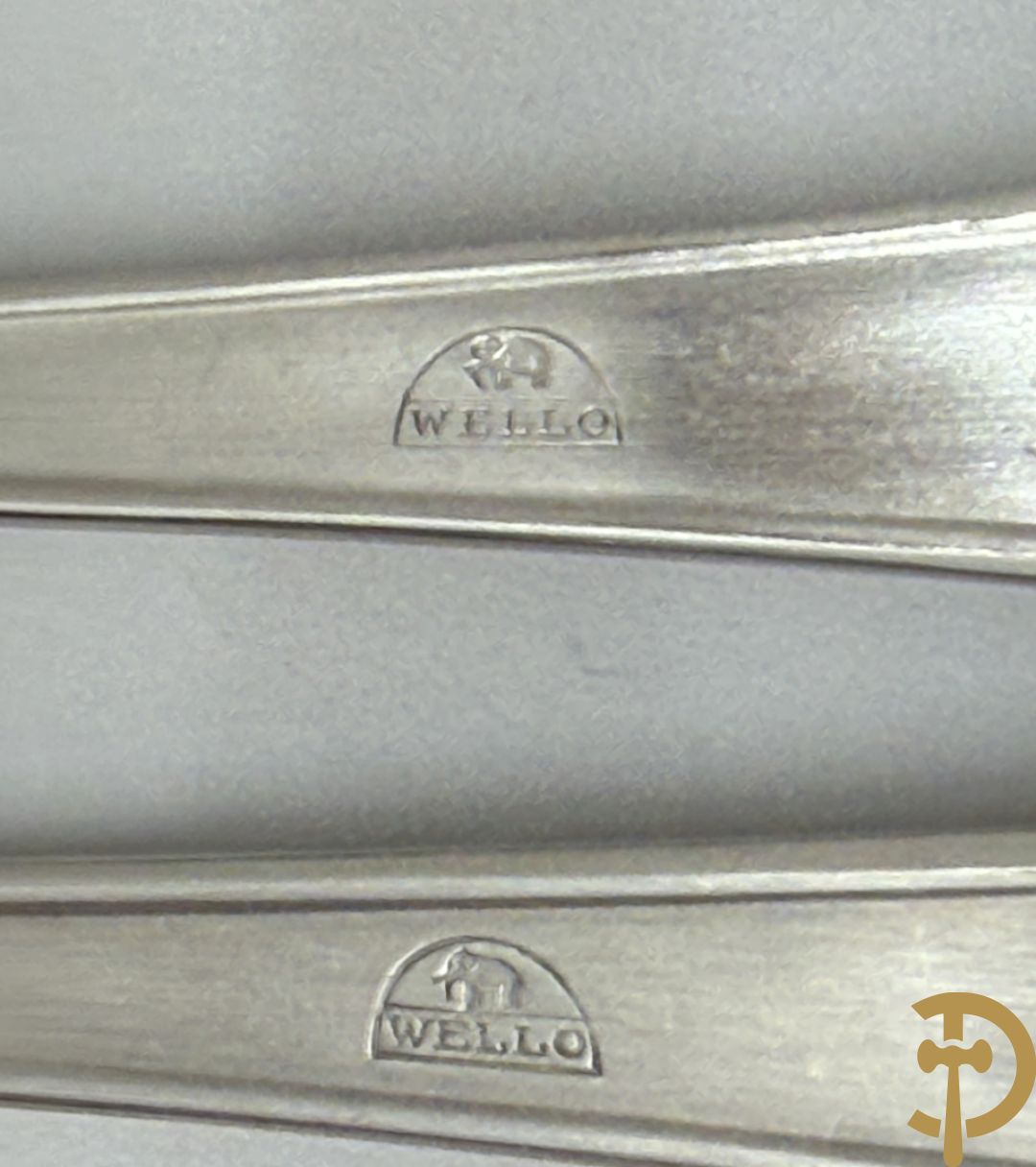 Massief zilveren bestek in koffer, gemerkt AWS 800, bestaande uit 12 vorken, 12 lepels, 12 messen, 12 dessertvorken, 12 dessertlepels, 12 dessertmessen, 12 koffielepels en 12 taartvorkjes + 12 verzilverde  visvorken en vismessen gemerkt Wello + verzilverde soepscheplepel gemerkt Wellner 90