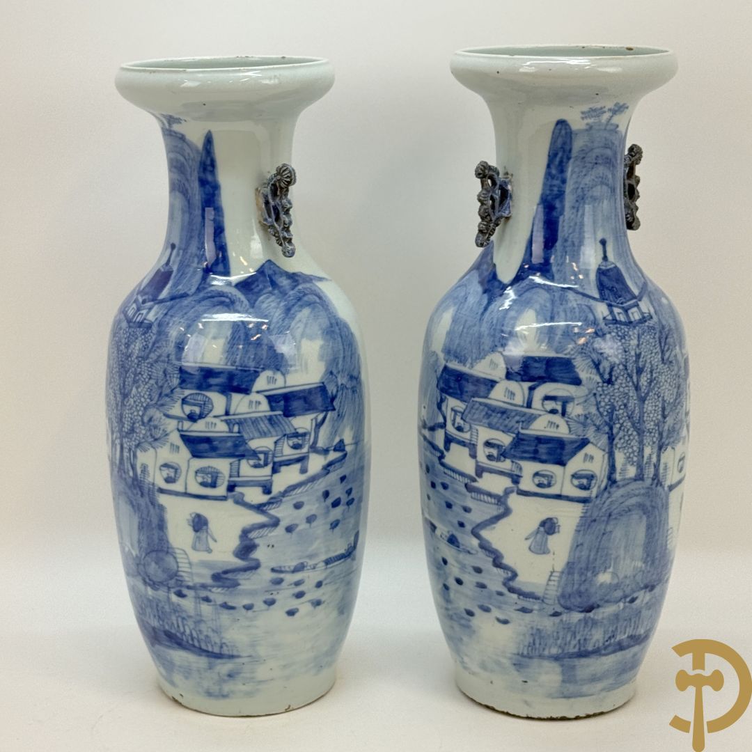 Paar Chinese blauw/wit vazen met geanimeerd huizendecor