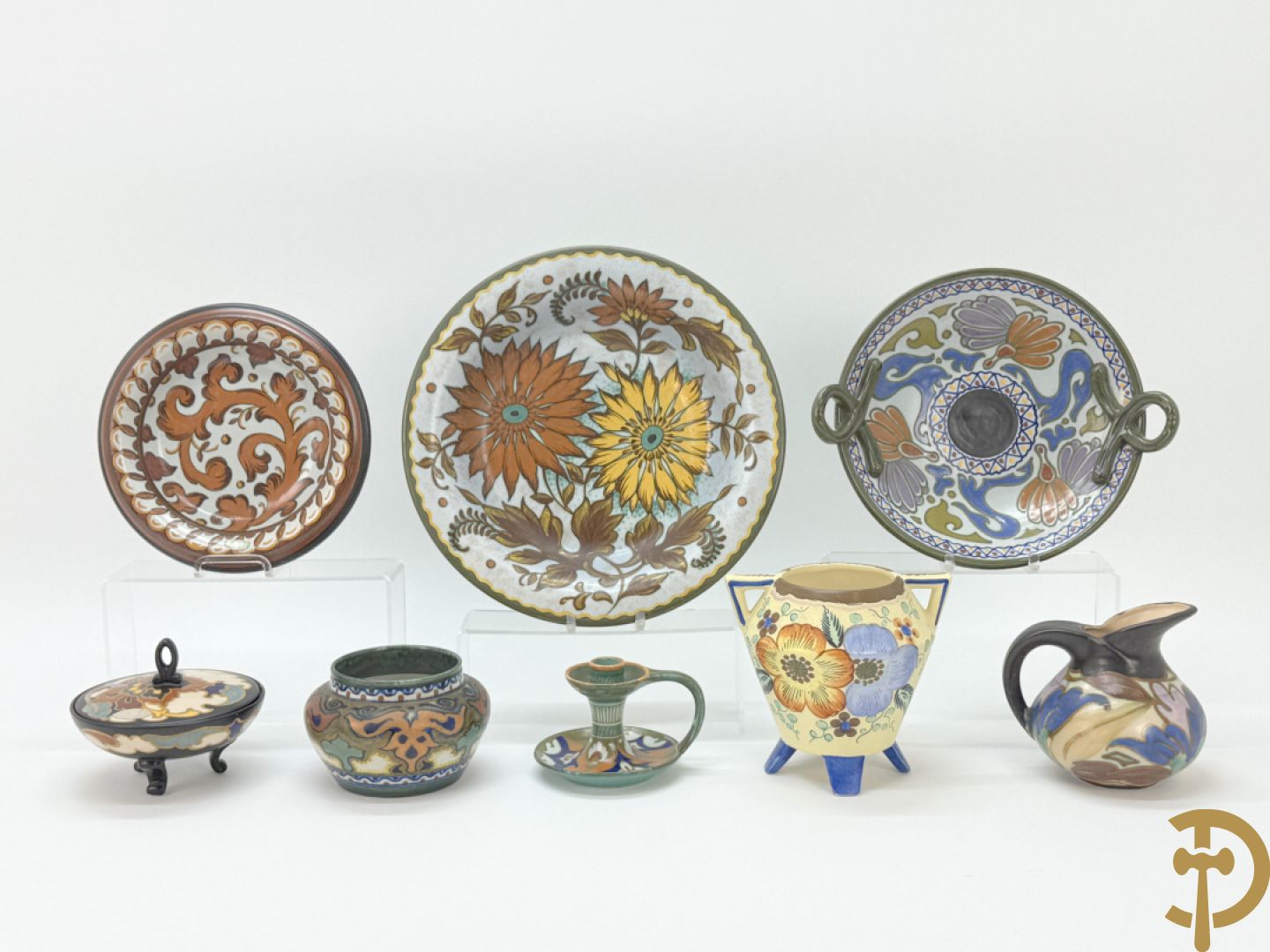 Drie borden in meerkleurige Gouda faience + kandelaar in Gouda faience + 2 vazen in Gouda + bonbonnière Gouda + vaasje Bergen