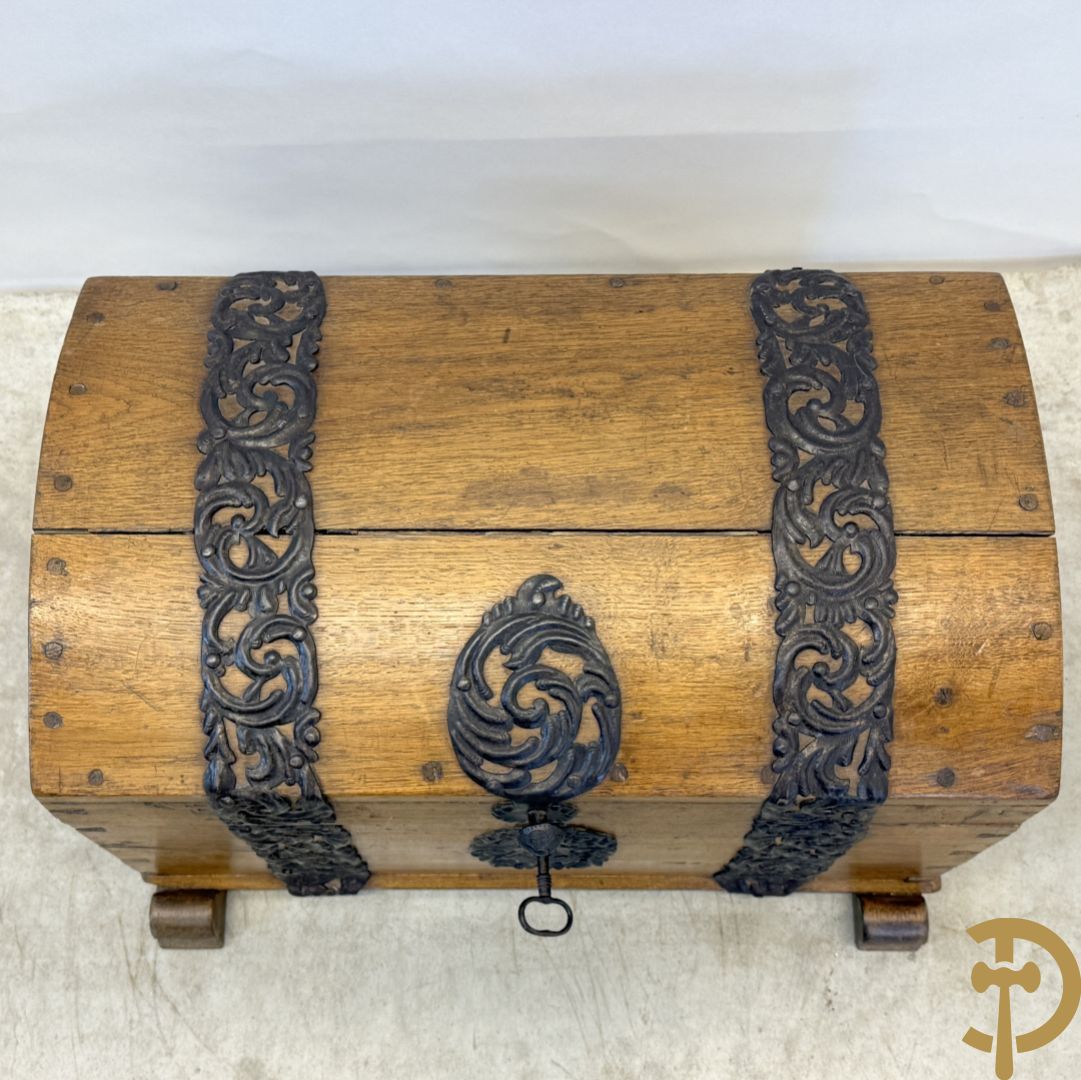 Massief eiken gebogen koffer met ijzeren handvaten en ijzerbeslag