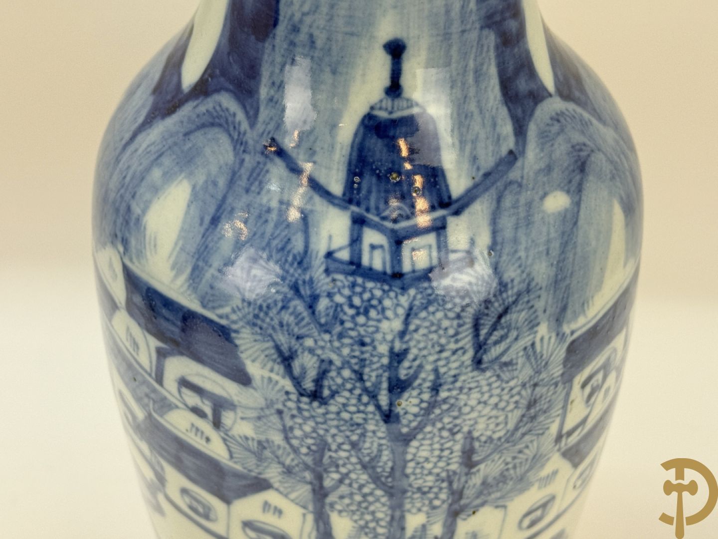 Paar Chinese blauw/wit vazen met geanimeerd huizendecor