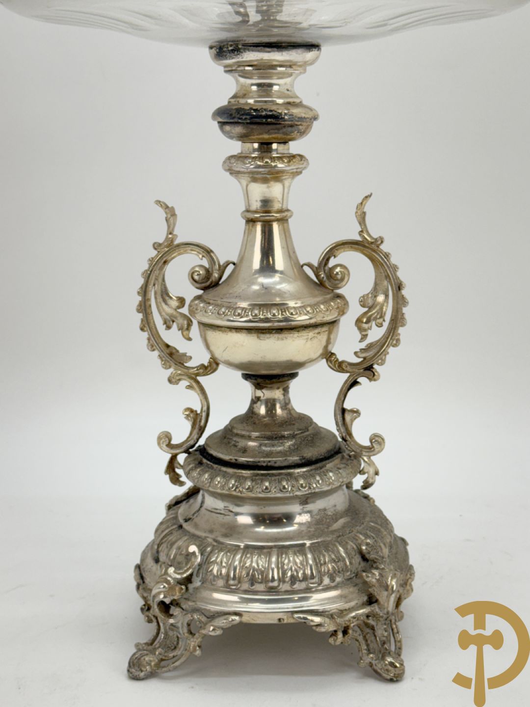 Verzilverde pique fleur met coupe en Neo Renaissance motieven