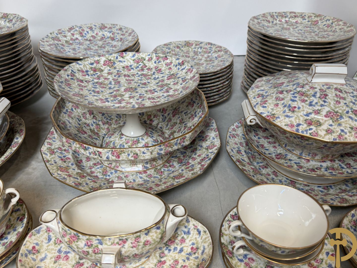 Uitgebreid zeer decoratief porseleinen eet- en koffieservies met bloemendecor, Limoges France