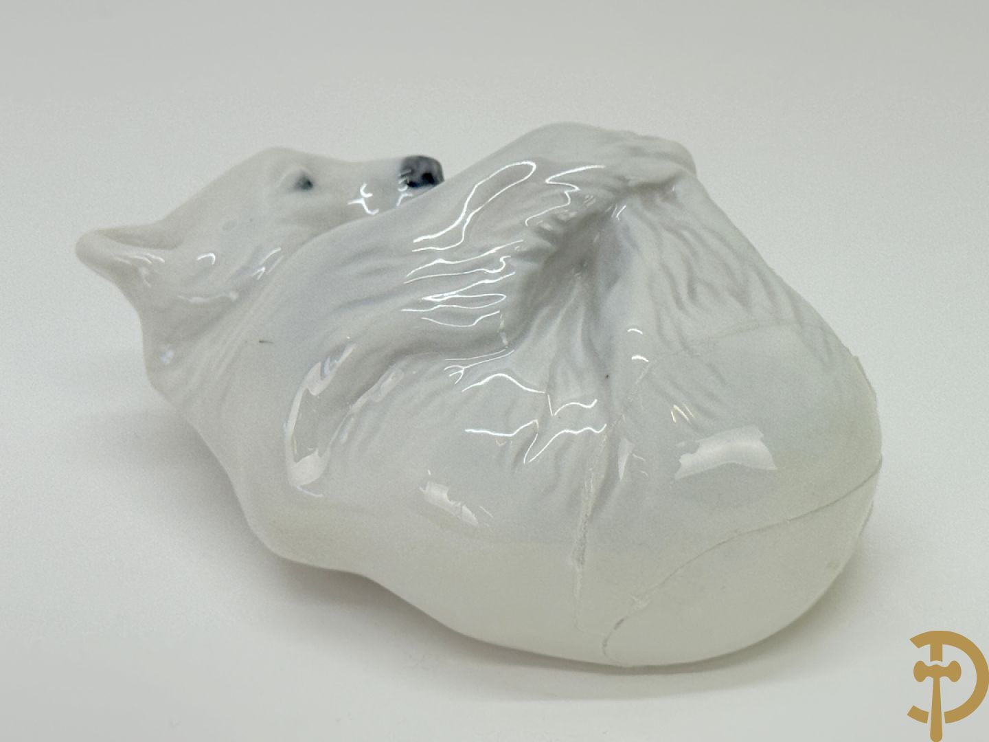 Reeks biscuitbeelden in Royal Copenhagen o.a. saterfiguur met bok, vogeltjes, hond, muis, ijsbeer, schaaltje