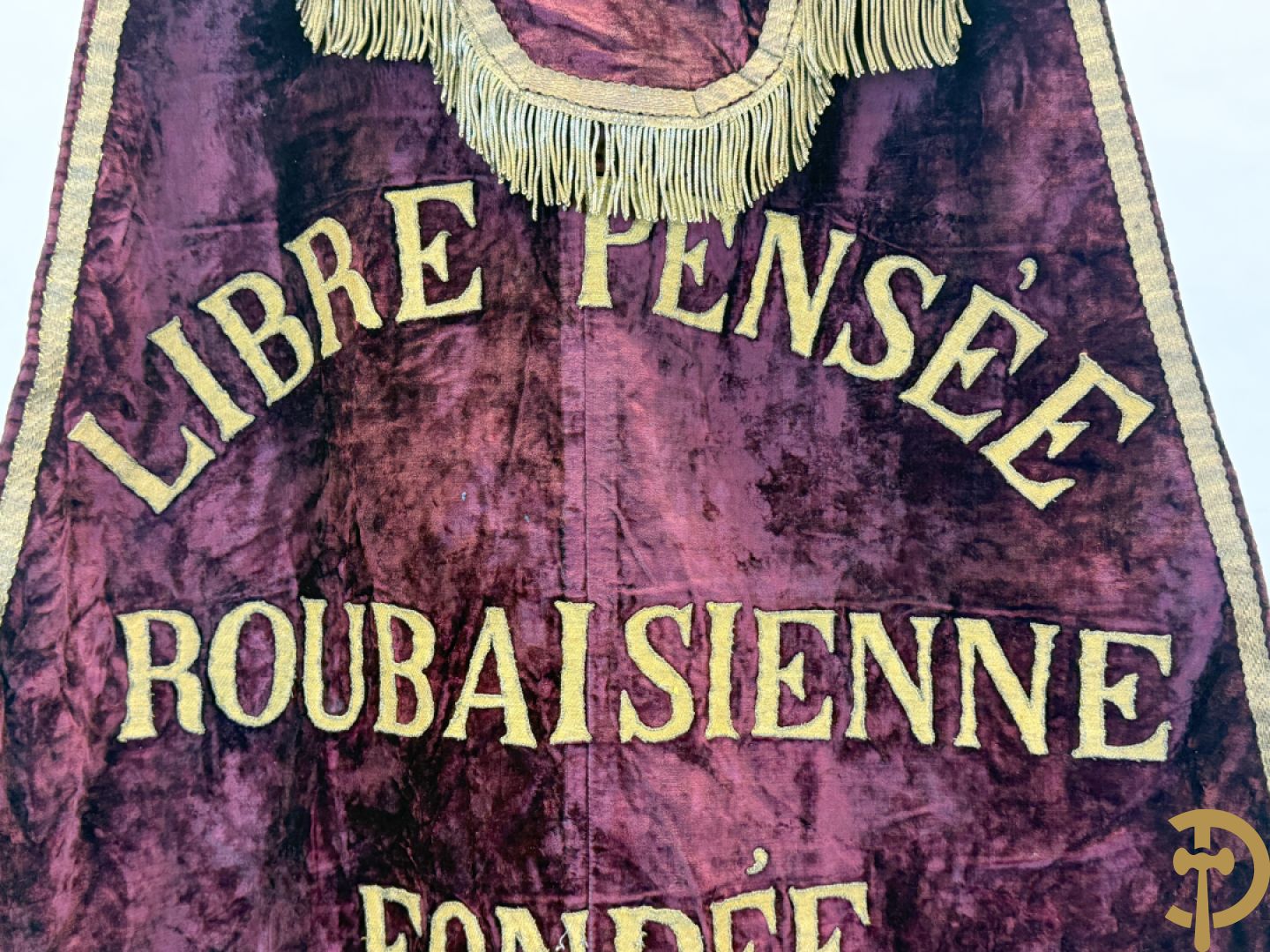 Franse vaandel in rode velours op staander met metalen hartvormig beschilderd ornament met bloemen boven handdruk, Libre Pensée Roubaisienne, Fondé en 1902