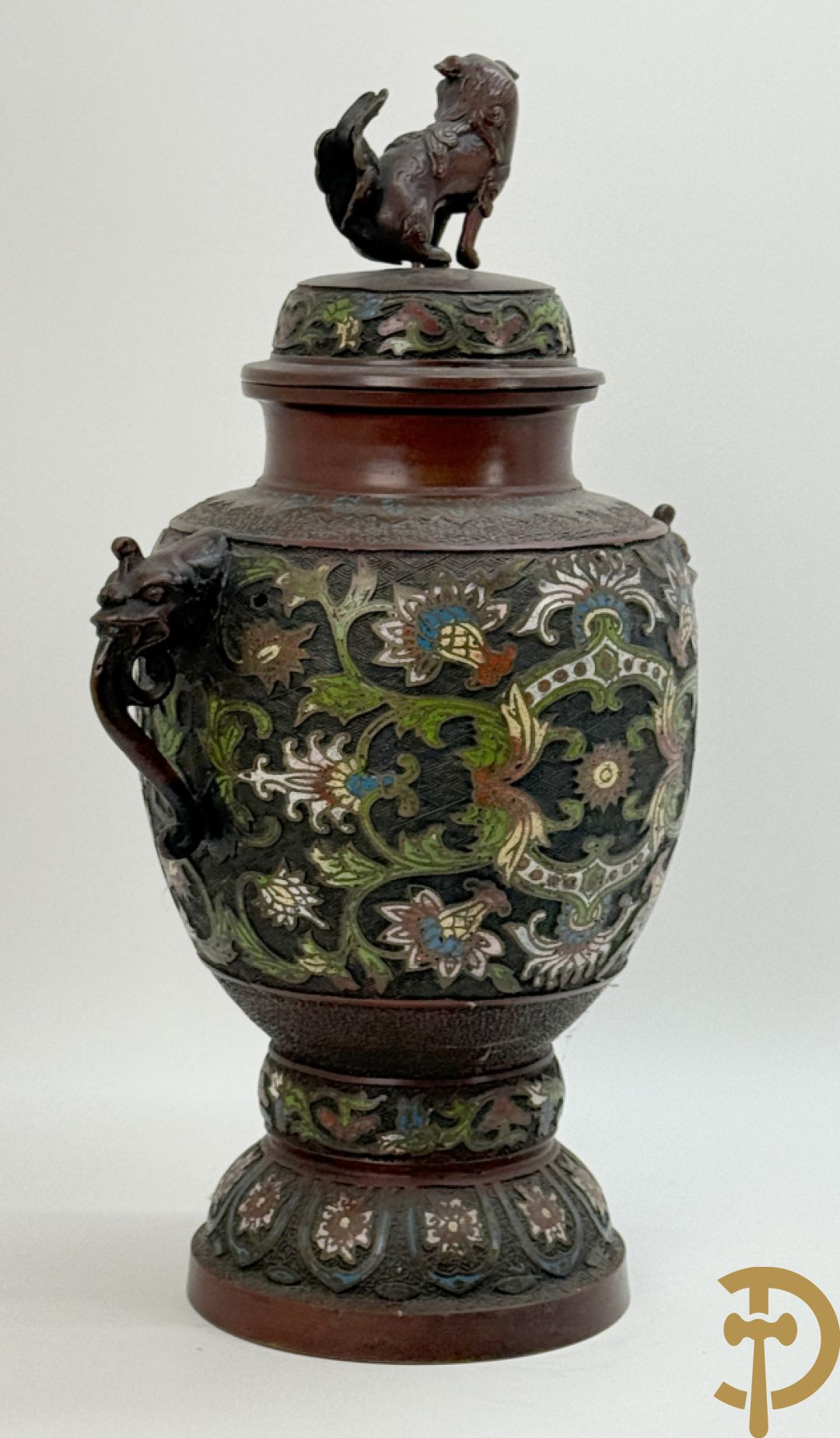 Japanse cloisoné vaas met fo-hond en bloemenmotieven