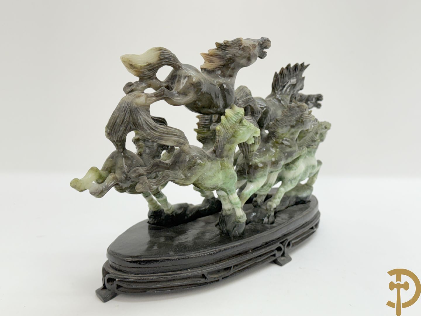 Gesculpteerd beeld met 8 galopperende paarden in jadeiet op houten sokkel