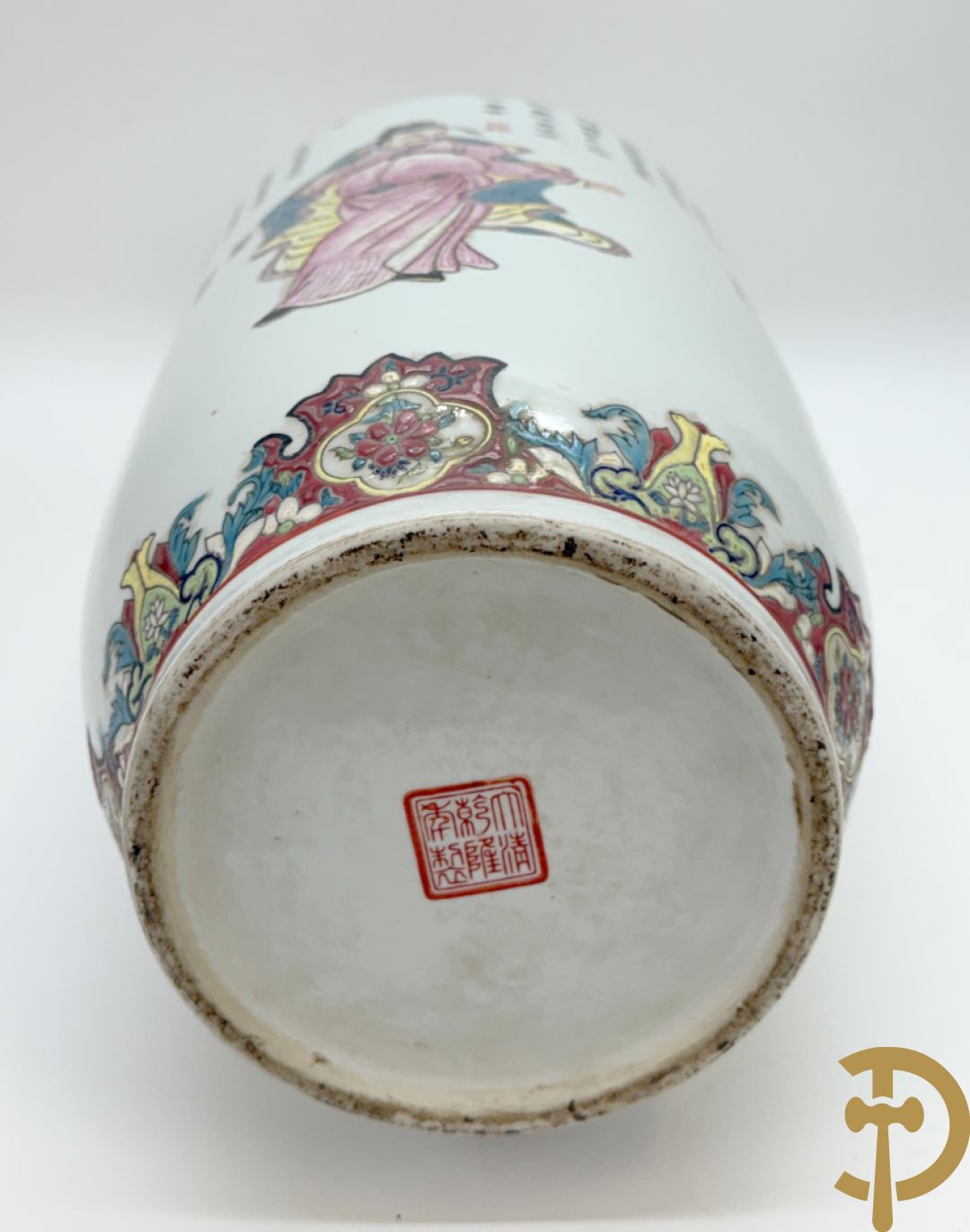 Paar porseleinen Chinese vazen met decor van personages en Chinese tekens, handgekleurd