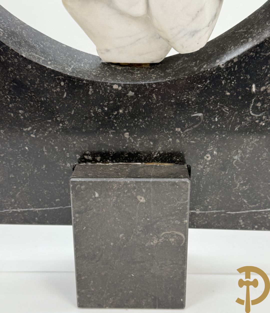 Ongetekend wit marmeren beeld op granieten onderstel