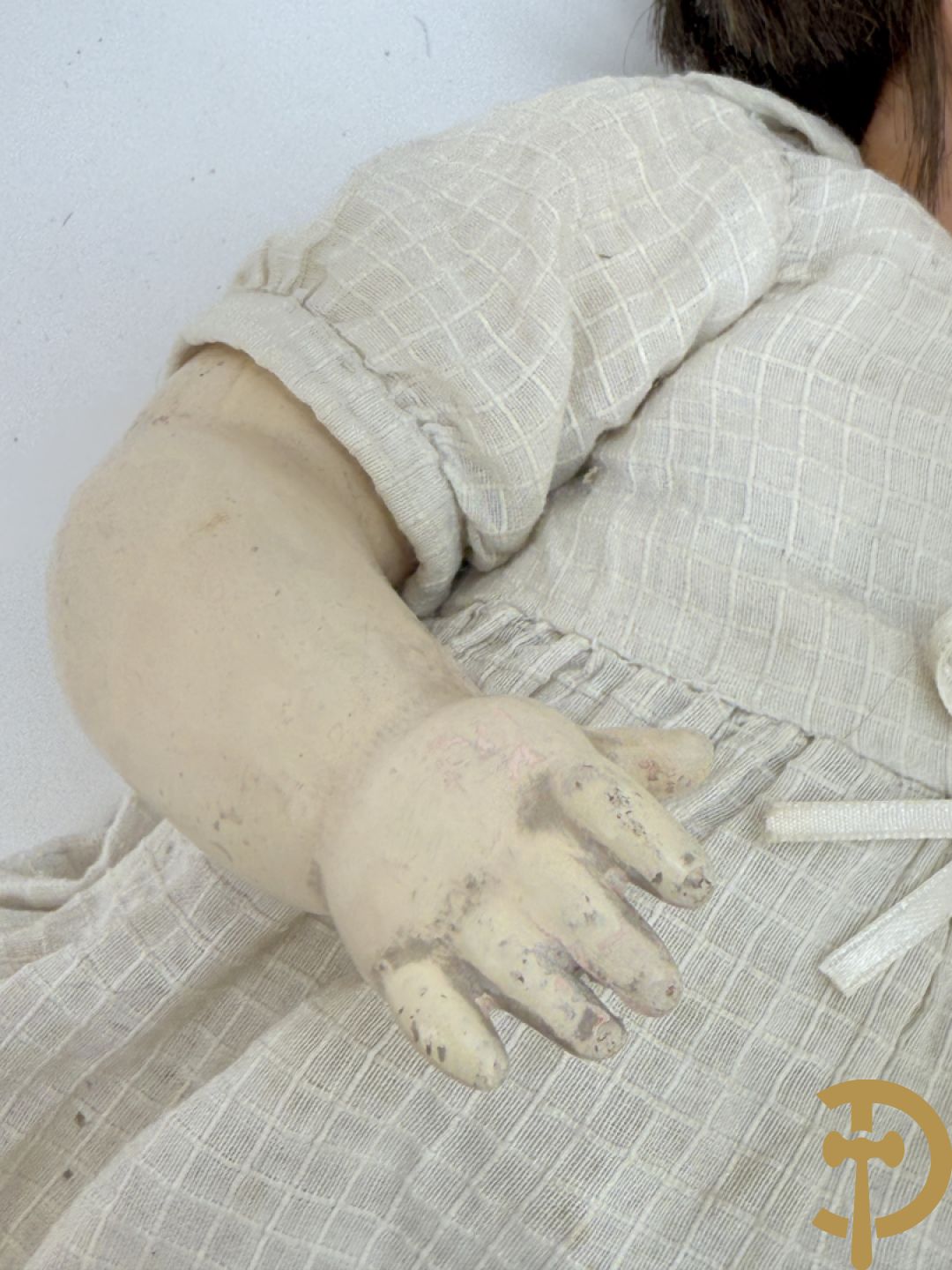 Oude pop met papier maché ledematen, gemerkt K R36/.728 + oude pop met papier maché ledematen en kantelbare oogjes + oude pop in papier maché, gemerkt Unis France 301 + oude pop in papier maché, onleesbaar gemerkt + hedendaagse pop met porseleinen ledematen + losse kleertjes