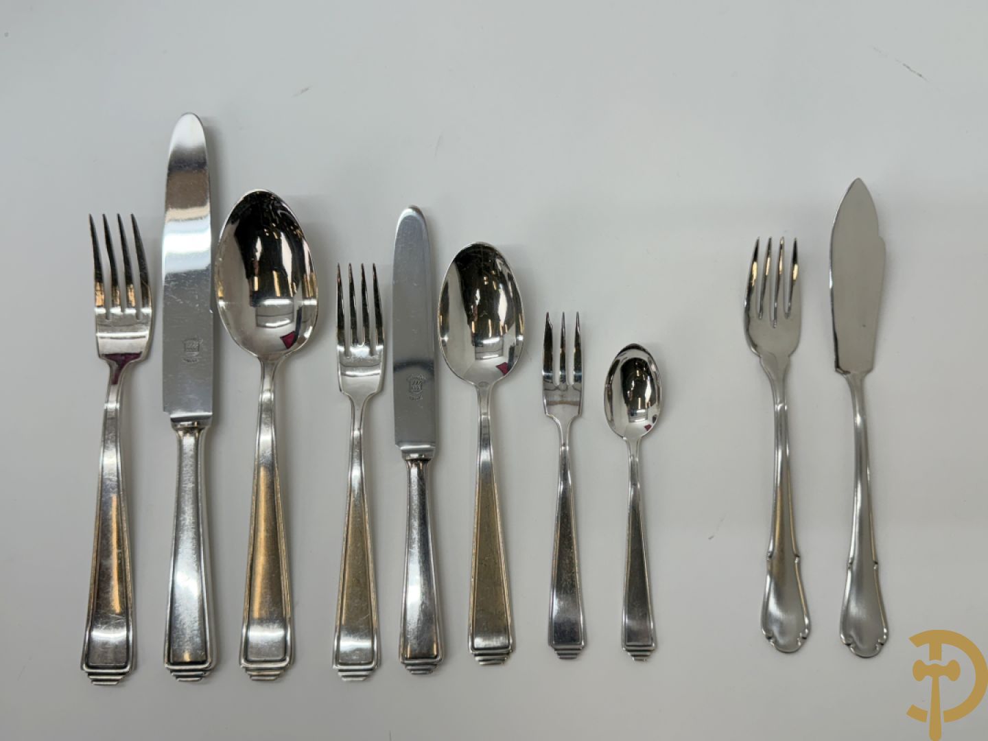 Massief zilveren bestek in koffer, gemerkt AWS 800, bestaande uit 12 vorken, 12 lepels, 12 messen, 12 dessertvorken, 12 dessertlepels, 12 dessertmessen, 12 koffielepels en 12 taartvorkjes + 12 verzilverde  visvorken en vismessen gemerkt Wello + verzilverde soepscheplepel gemerkt Wellner 90