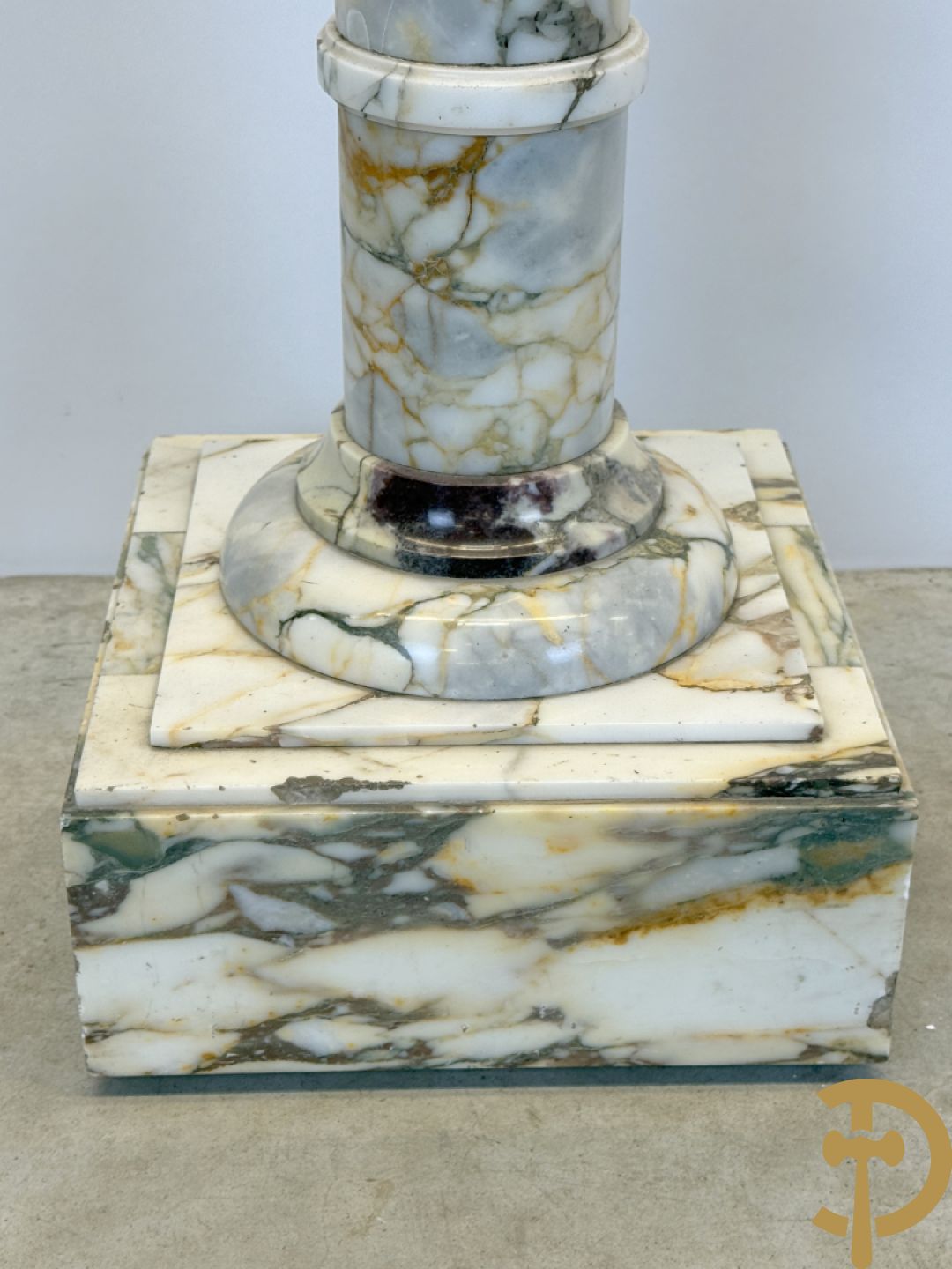 Wit marmeren geaderde kolom met draaiplateau