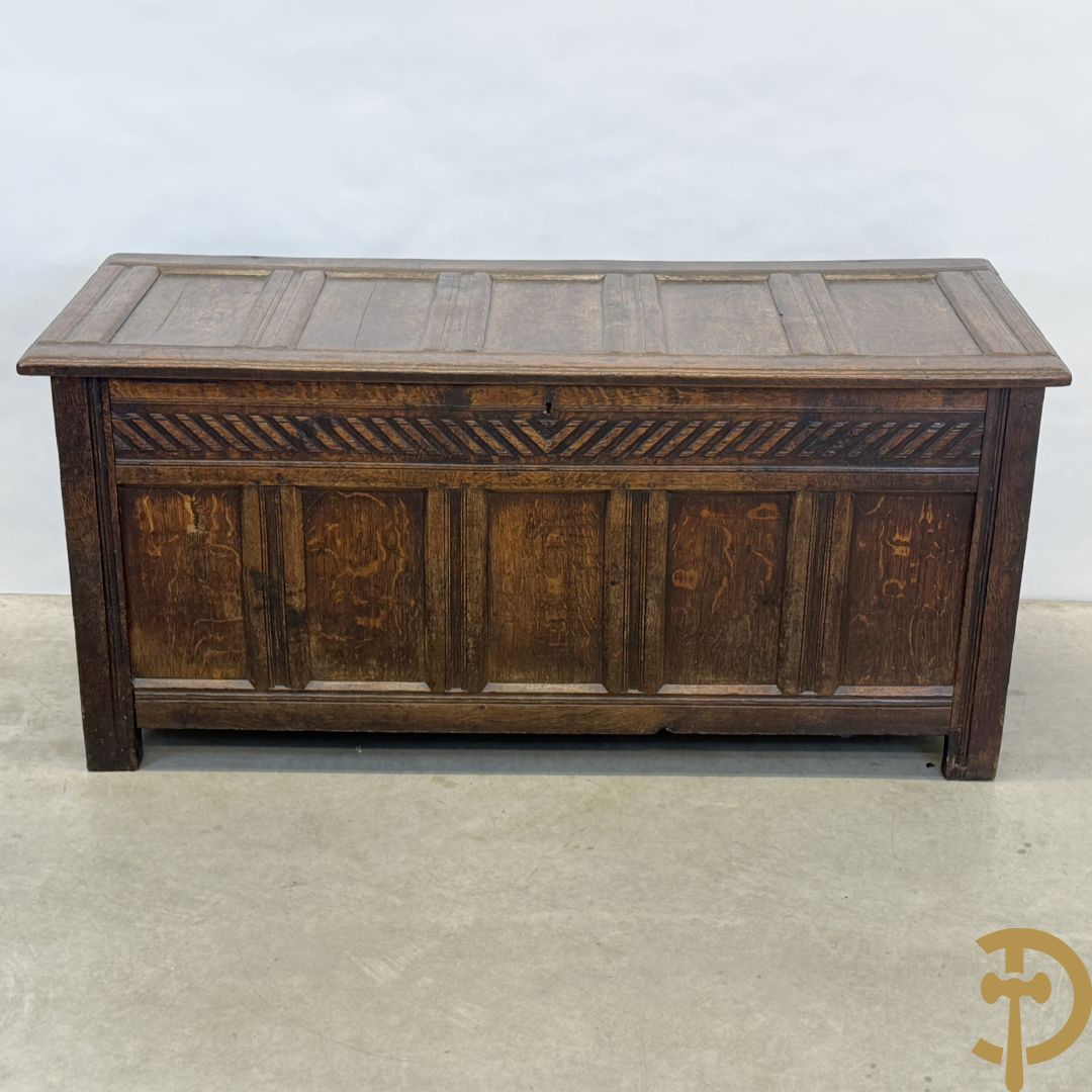 Massief eiken Engelse panelenkoffer, 18e