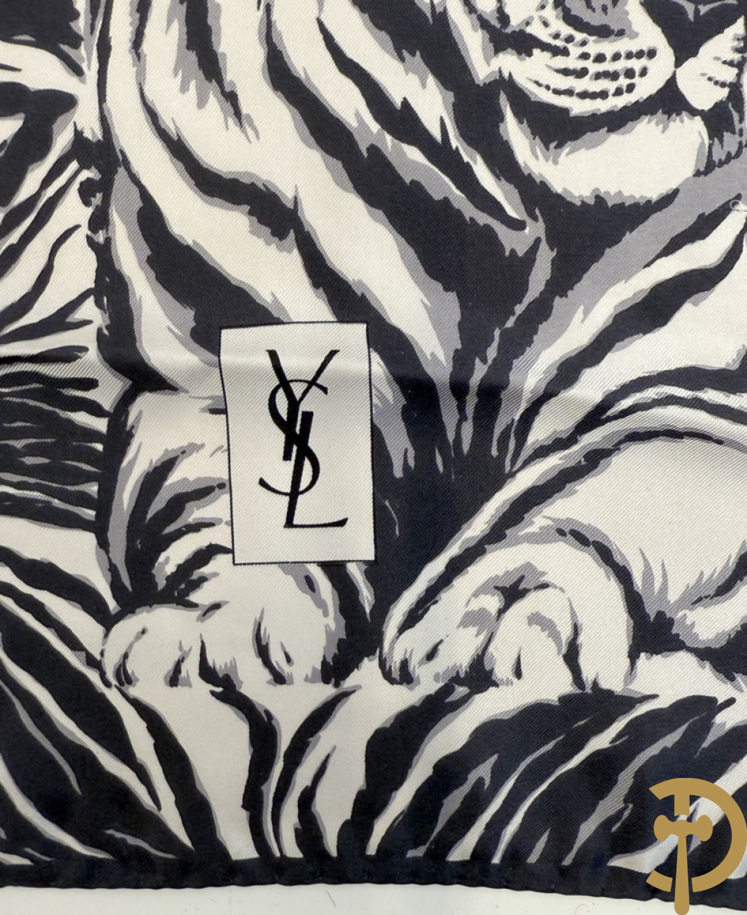 Vier foulards Yves Saint Laurent (nooit gedragen komt uit winkel restant)