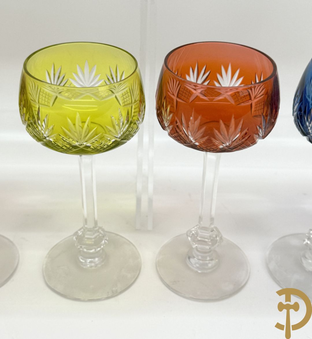 Twaalf gekleurde en geslepen kristallen glazen