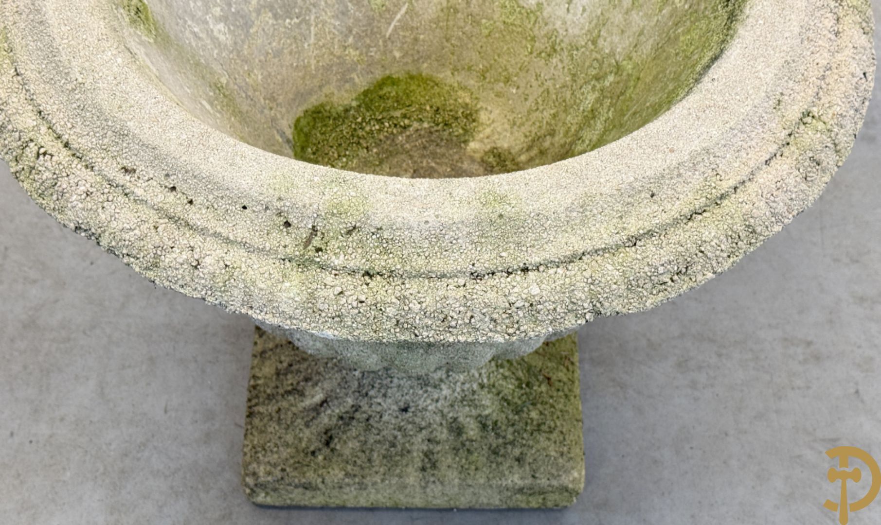 Paar stenen cachepots, onderaan gelobd