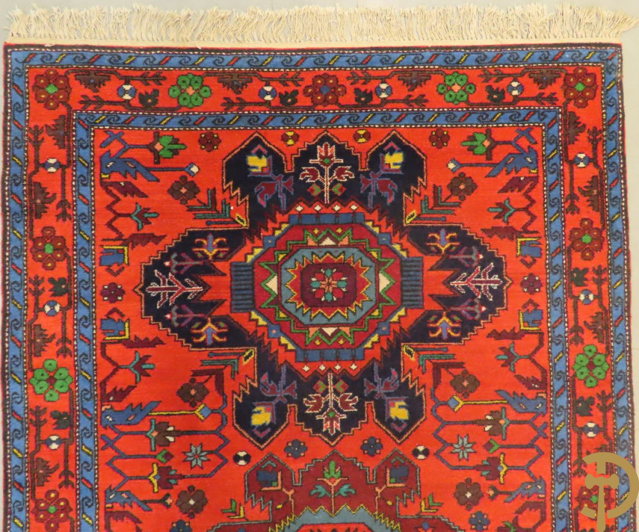 Oosters handgeknoopt tapijt Kaukasus met  geometrische blauwe motieven op rode fond