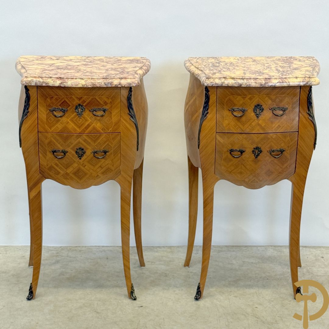 Paar notelaren bijzetkastjes met 2 lades en bezet met bronsbeslag, bovenaan met marmeren blad, op voluutvormige poten