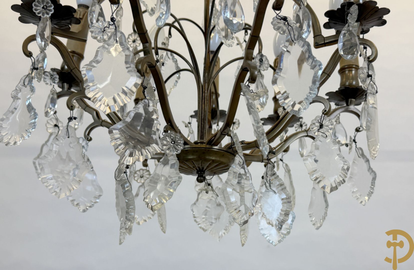 Franse koperen luchter met 8 lichtpunten en kristallen bellen op koperen chassis