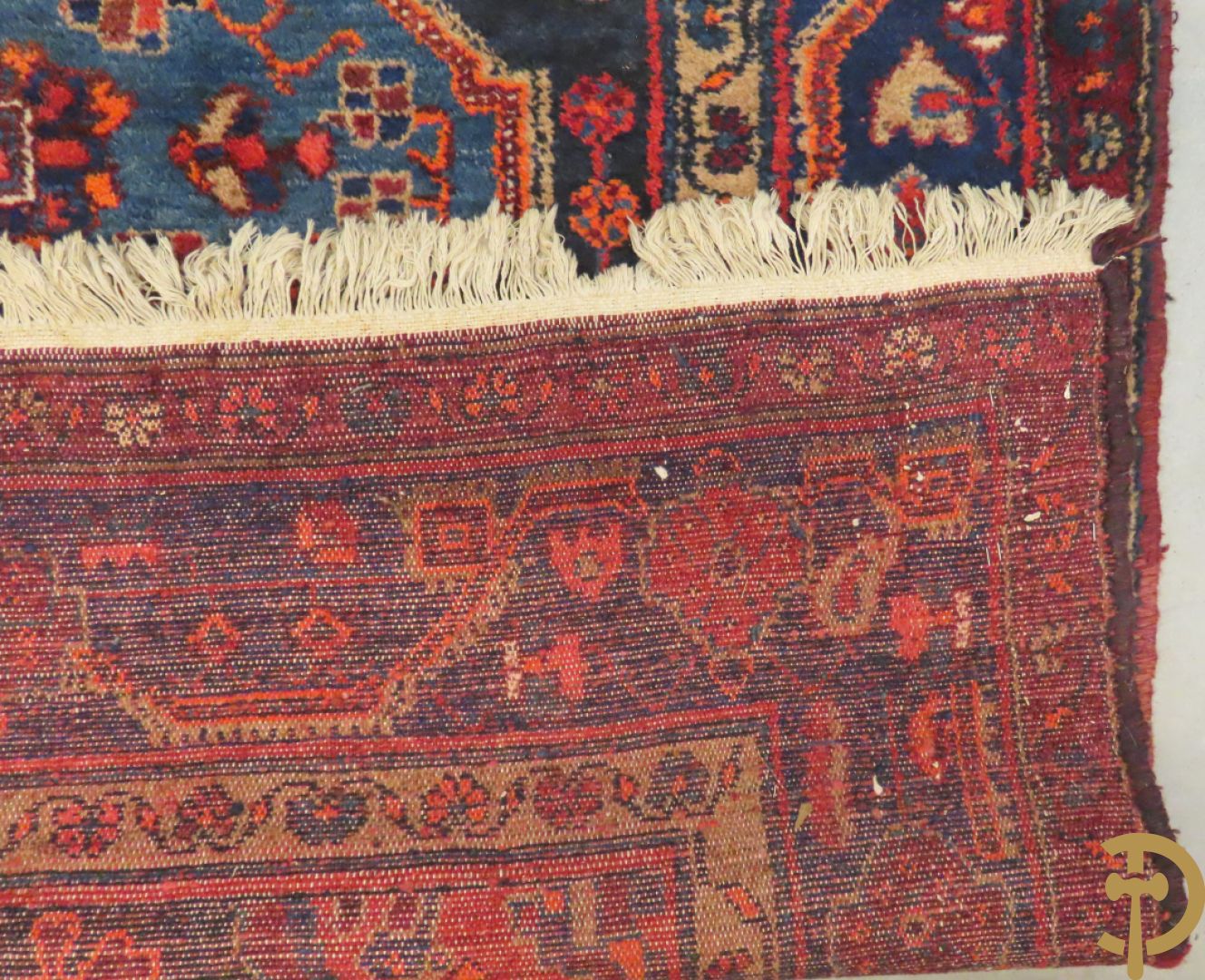 Oosterse handgeknoopt tapijt met geometrische motieven op blauwe fond Malayer + Oosters handgeknoopt tapijt met bloemenpatronen rode fond Kashkay