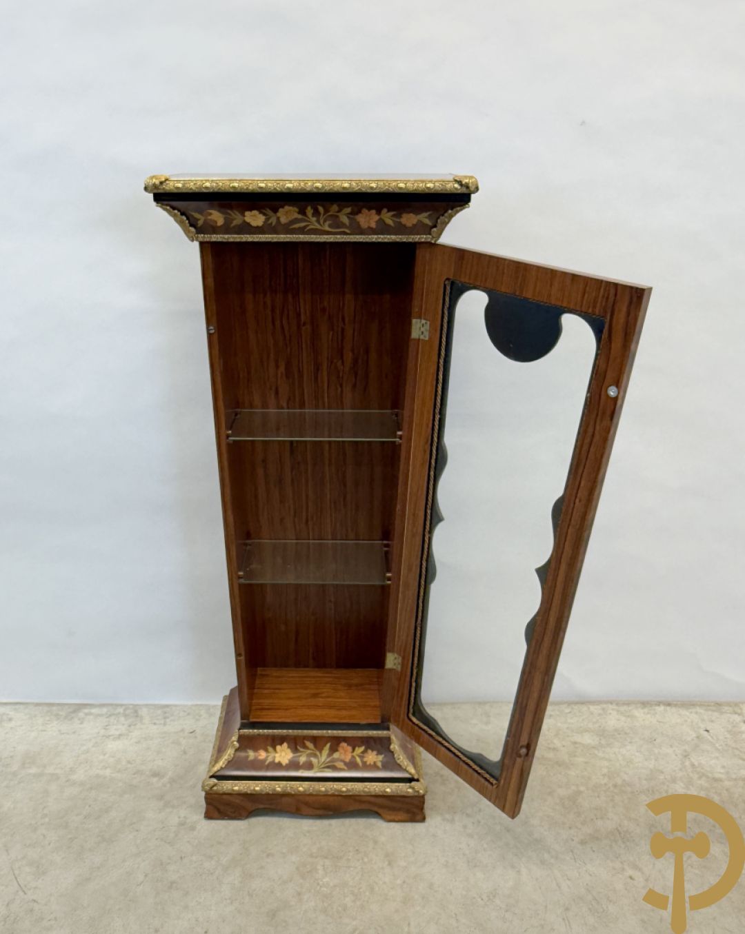 Notelaren sokkel met ingebouwde vitrine, marquetterie en bronsbelag