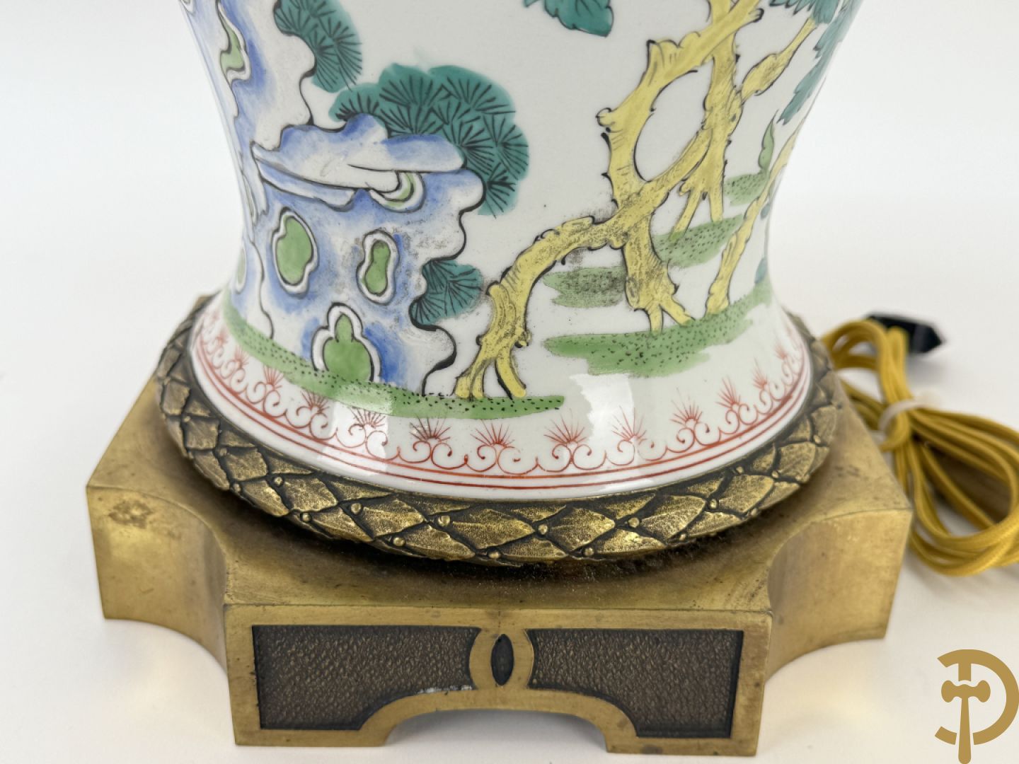 Porseleinen vaas met decor van vogels en pioenrozen, Samson, gemonteerd als lampadaire