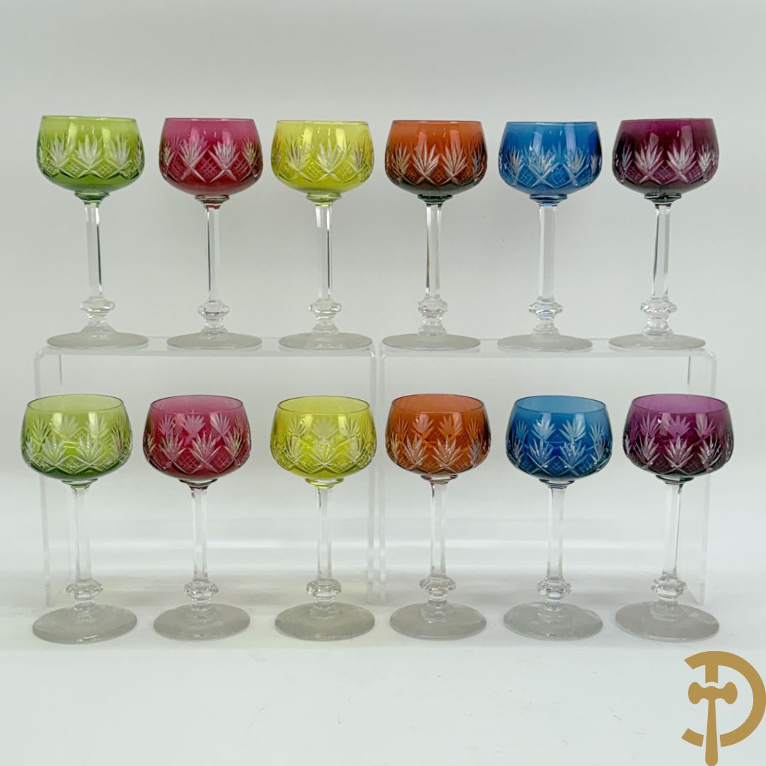 Twaalf gekleurde en geslepen kristallen glazen