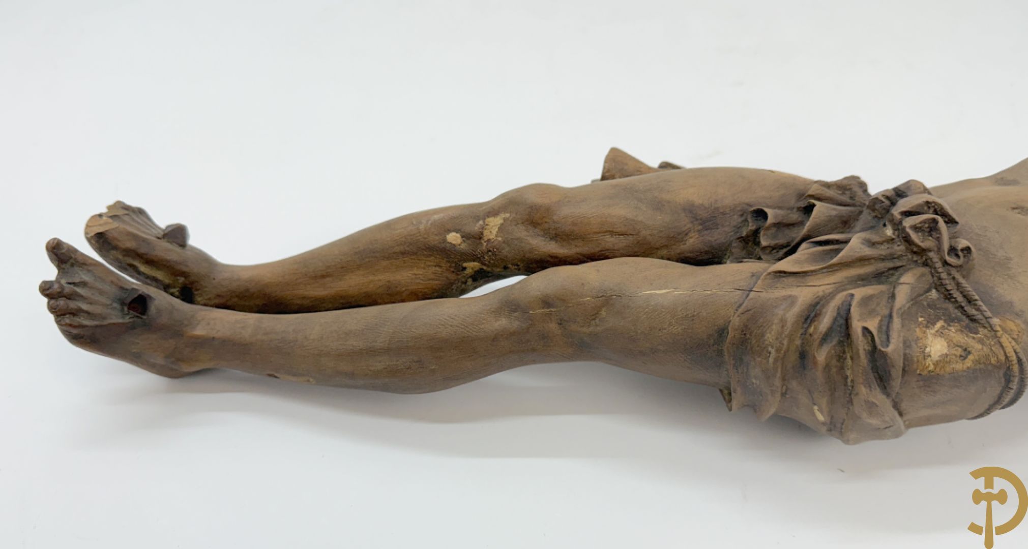 Twee houtgesculpteerde en gepolychromeerde corpussen