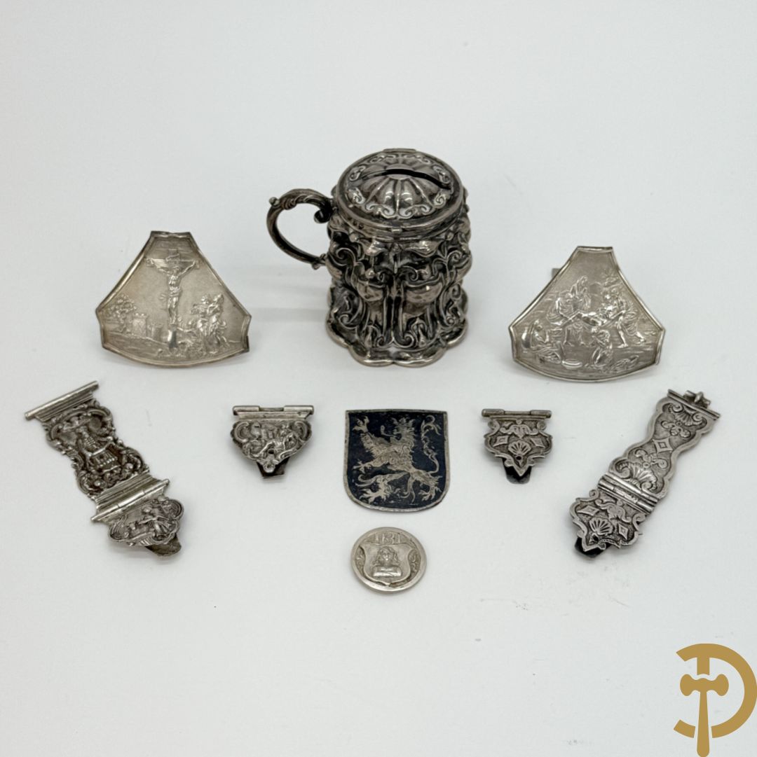 Massief zilveren collectenbus, 2 statieplakkettes, 2 slotjes van boek, wapenschild, penning