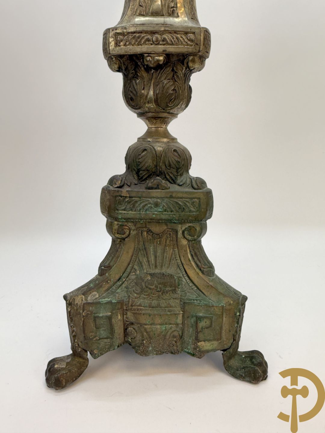 Religieuse kerkkandelaar met afbeeldingen aan de voet