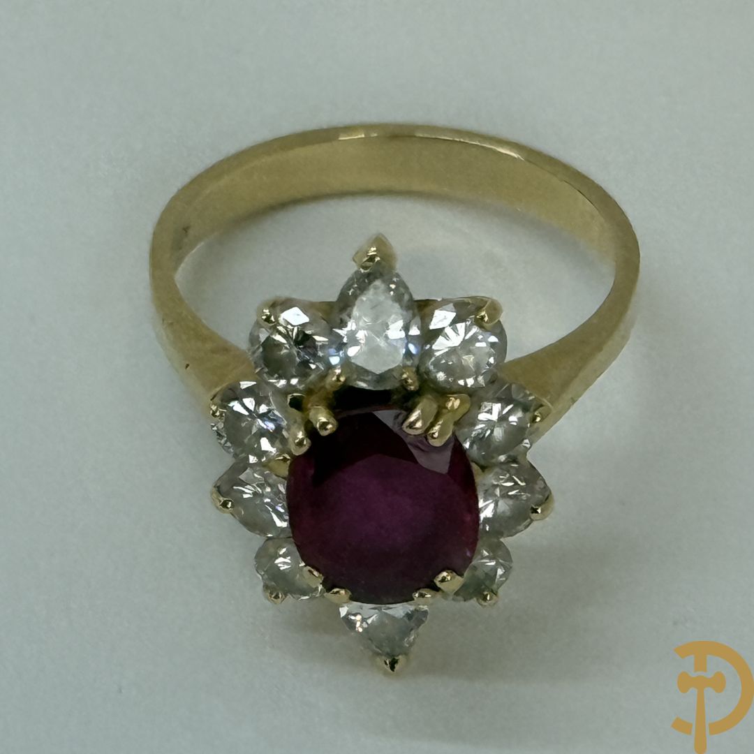 Geelgouden damesring met centrale ovale robijn van 1,53 ct. en 2 peervormige diamanten 0,,43 ct.