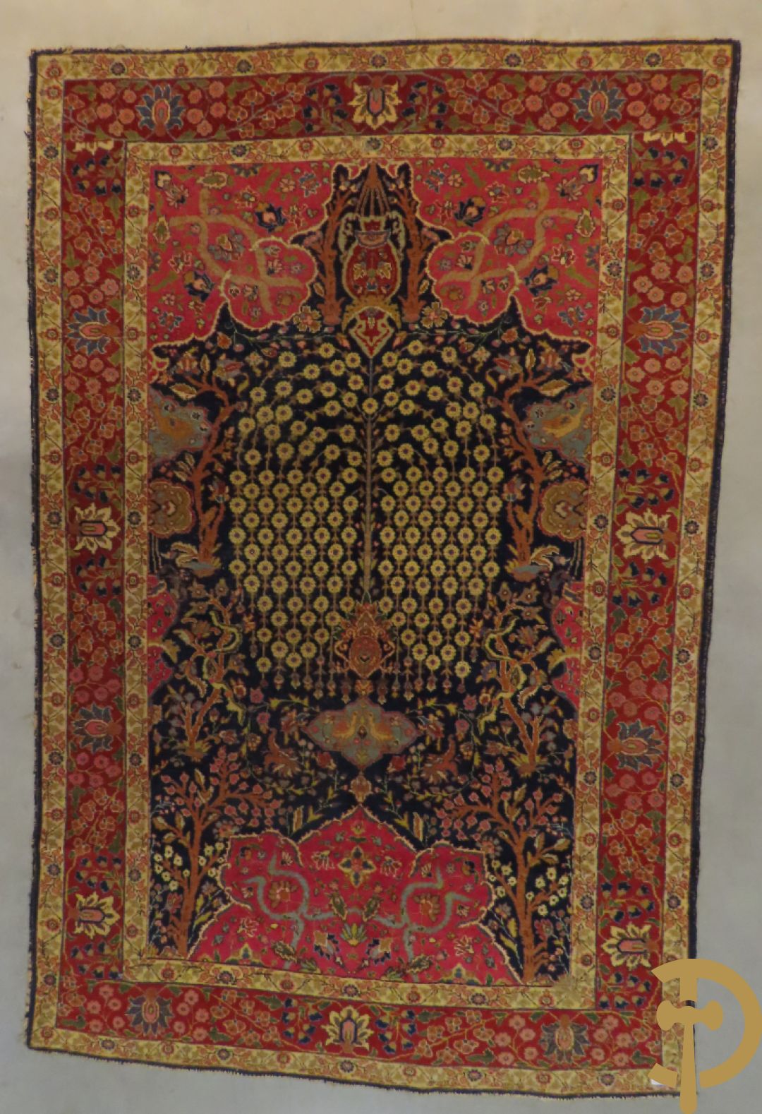 Antiek Oosters handgeknoopt tapijt Tabriz met amfoor en bloementafereel