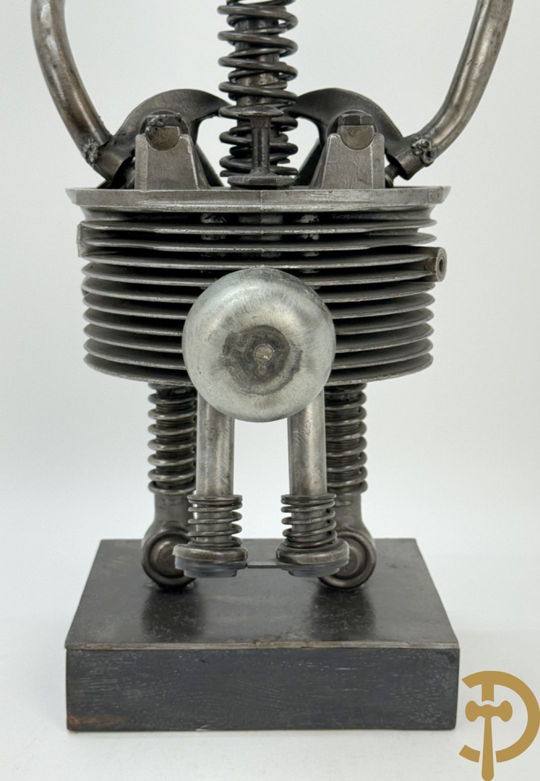 GIELS getekend - Kunstzinnige figuur in ijzerassemblage van motoronderdelen