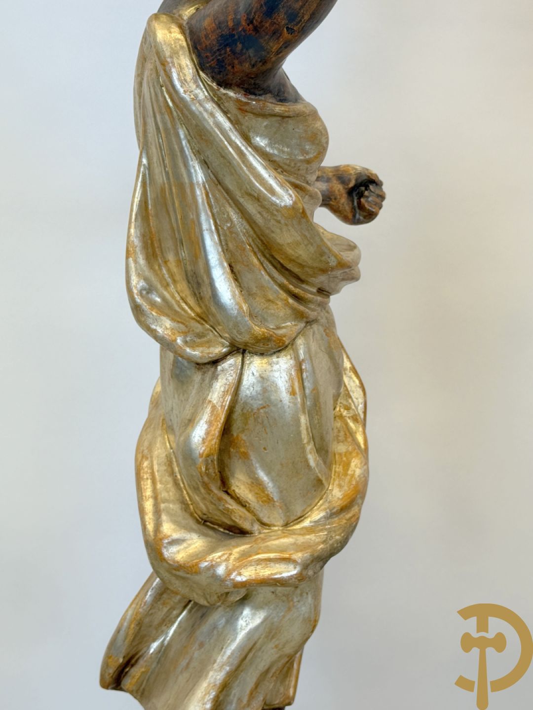 Paar gepolychromeerde dames op sokkel, bekroond met achtarmige kandelaar met lichtpunten en bellen, Italiaans, jaren 