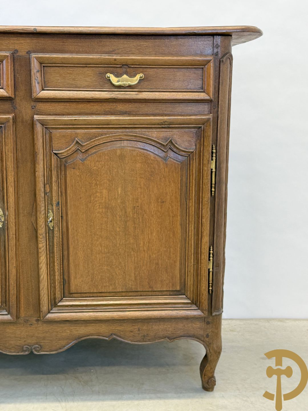 Massief eiken Vlaamse tweedeursdresse met 2 lades, afgestoken panelen en voluutvormige poten, 18e