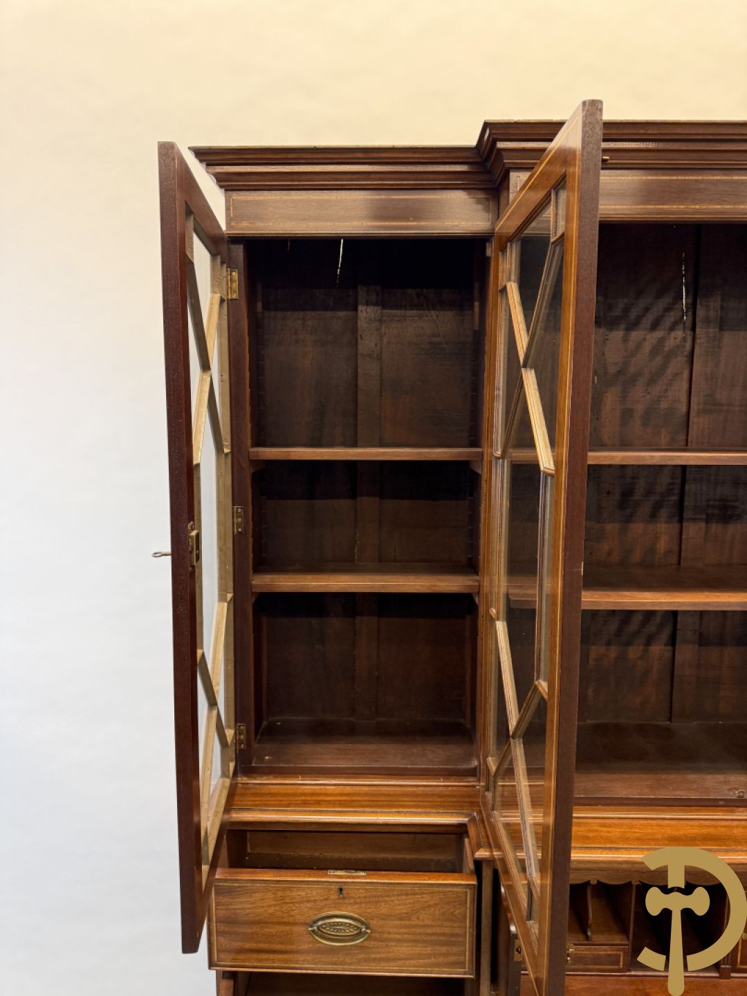 Notelaren Engelse stijl breakfront met ingebouwde secretaire, bovenaan met vitrine en decor van amfoorvazen op de deuren