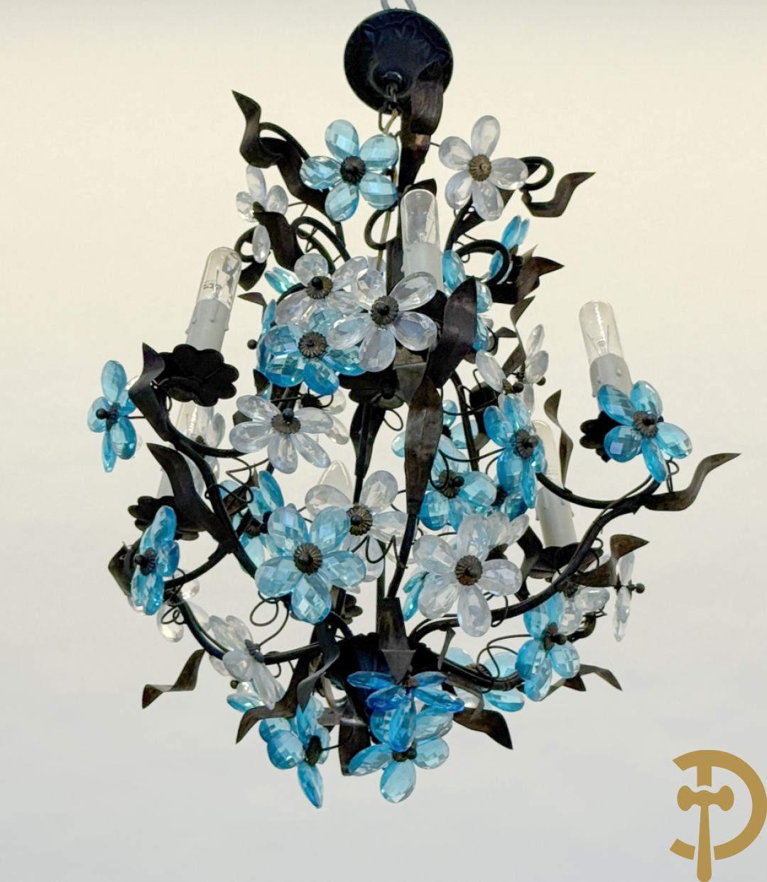 Italiaanse gesmede zesarmige luchter met blauwe glazen bloemmetjes bezet