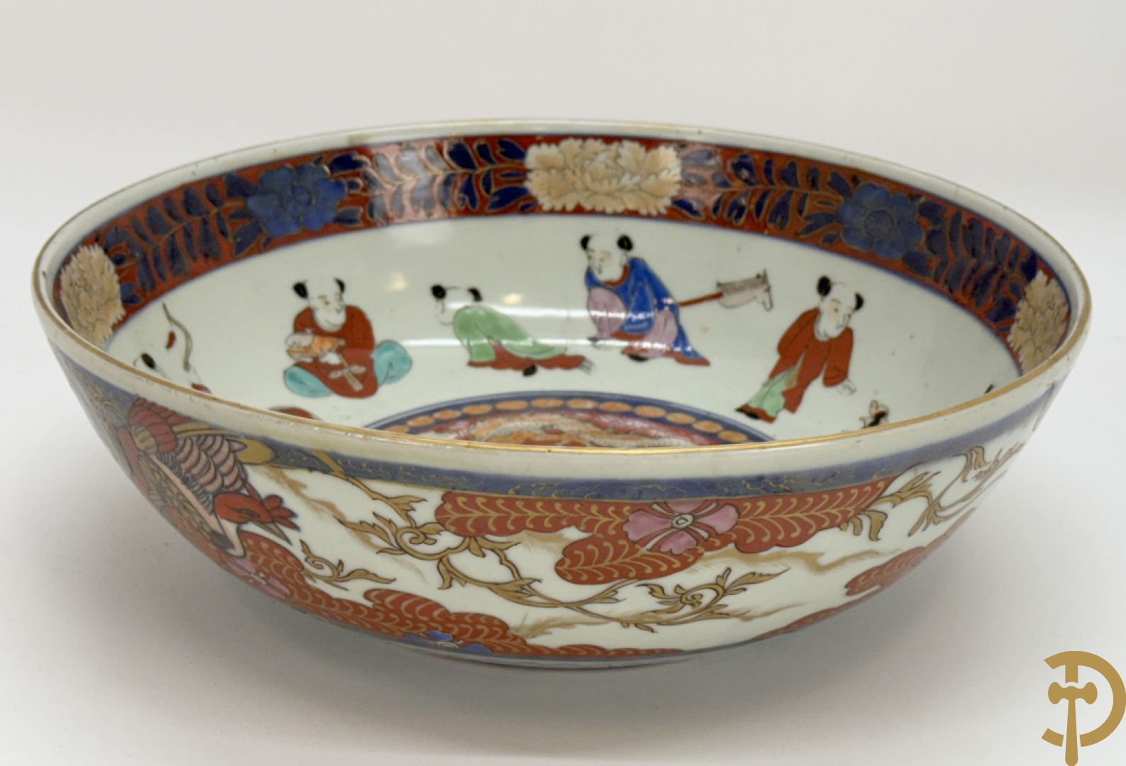 Japanse porseleinen Imari coupe met drakendecor omgeven door personages