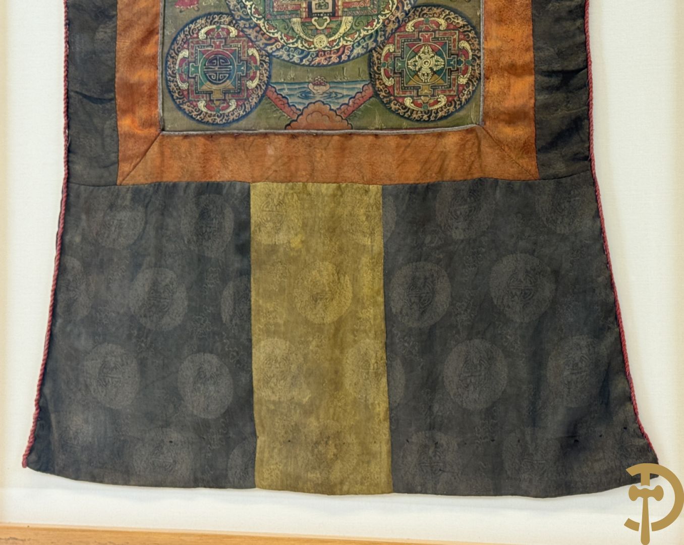 Oude handbeschilderde batic met Boedhistische afbeeldingen ingelijst achter glas