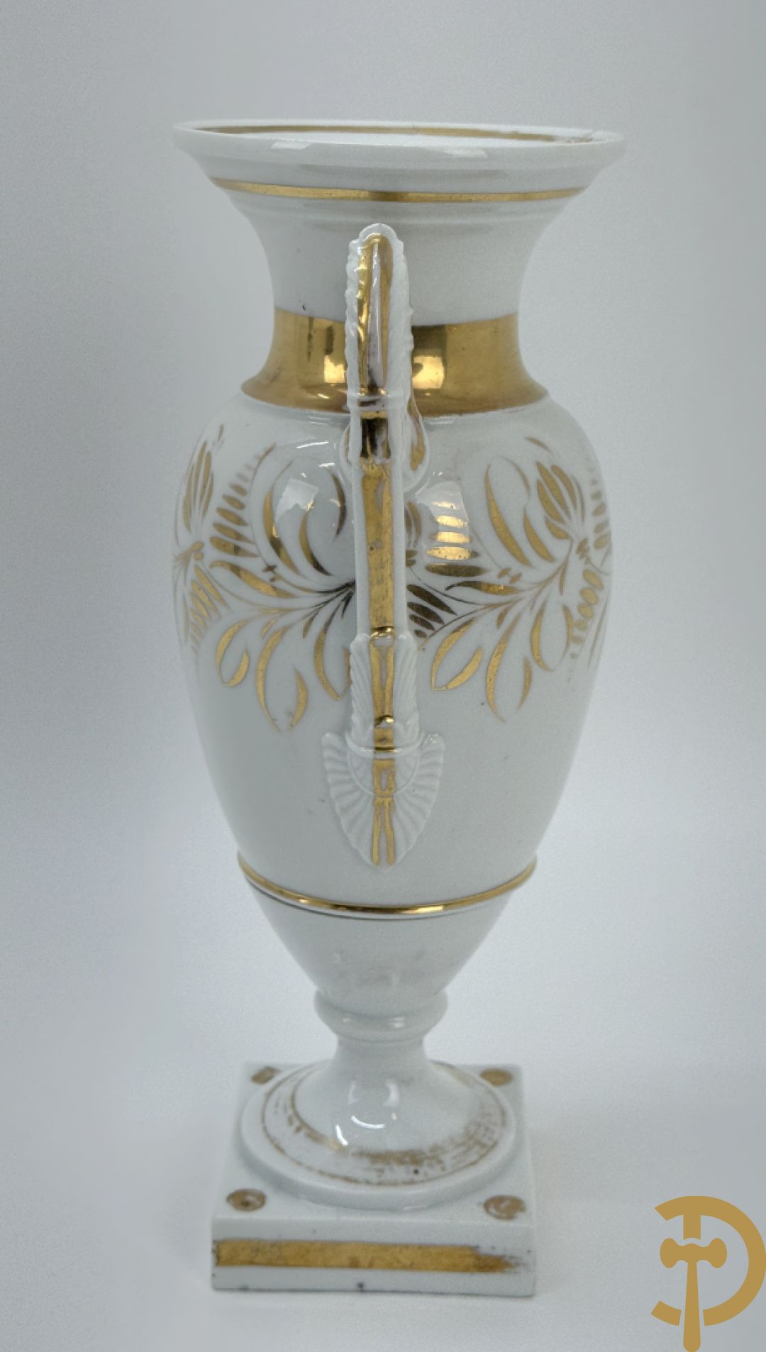 Paar Vieux Bruxelles cornetvazen met religieuse symboliek + grote tas op onderschaal + amfoorvaas