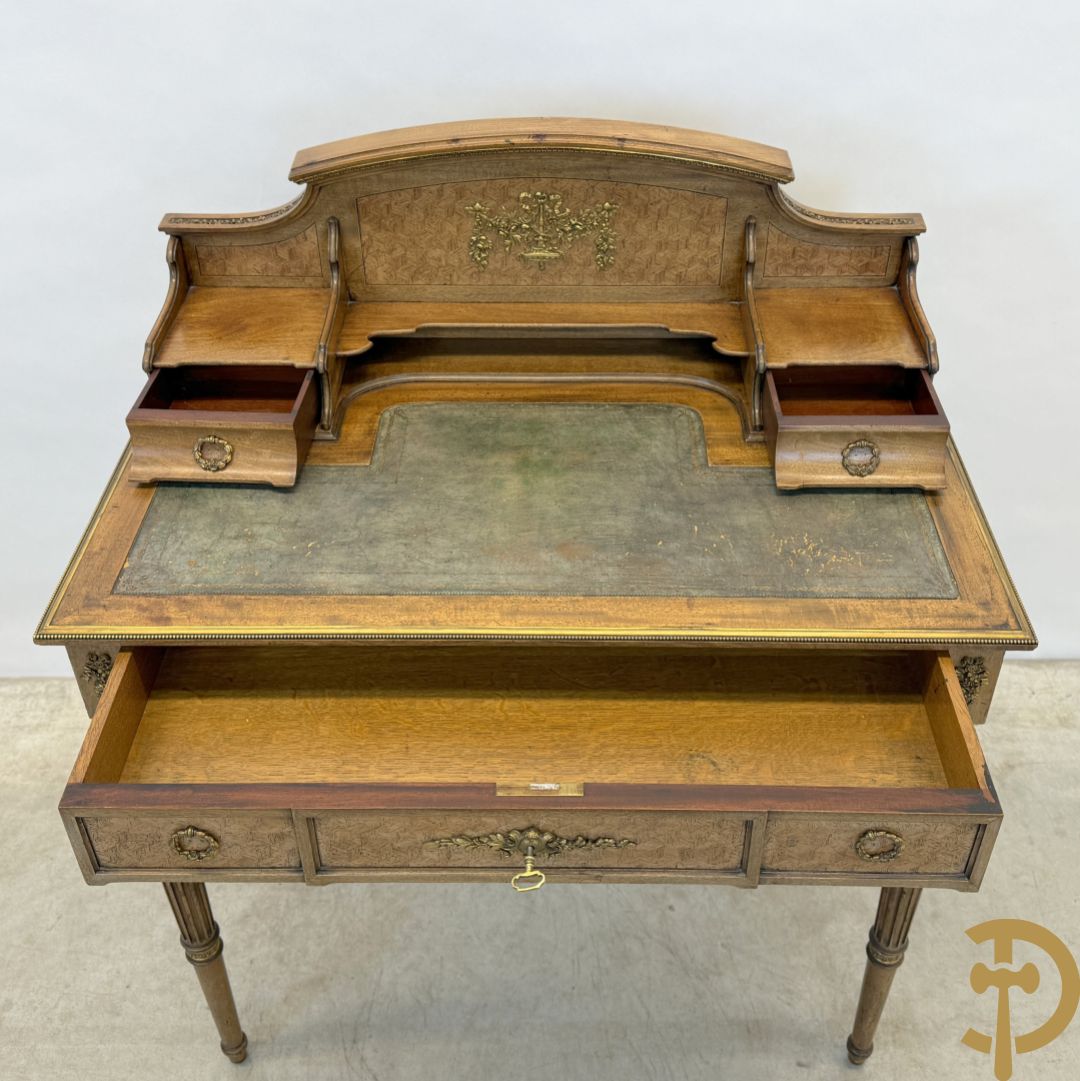 Frans notelaren damesschrijfbureel met marketterie, bronsbeslag, lederen blad, grote lade onderaan en 2 kleine lades boven, 19e
