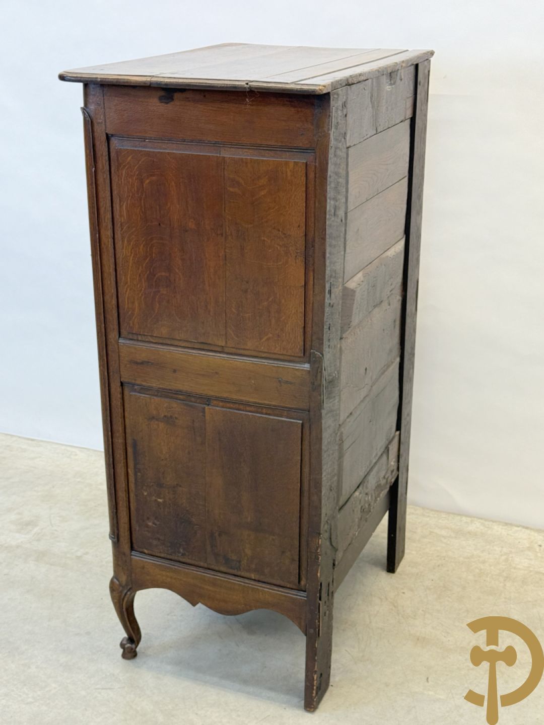 Massief eiken Franse confiturier met deur, lade, afgeronde zijkanten en voluutvormige poten