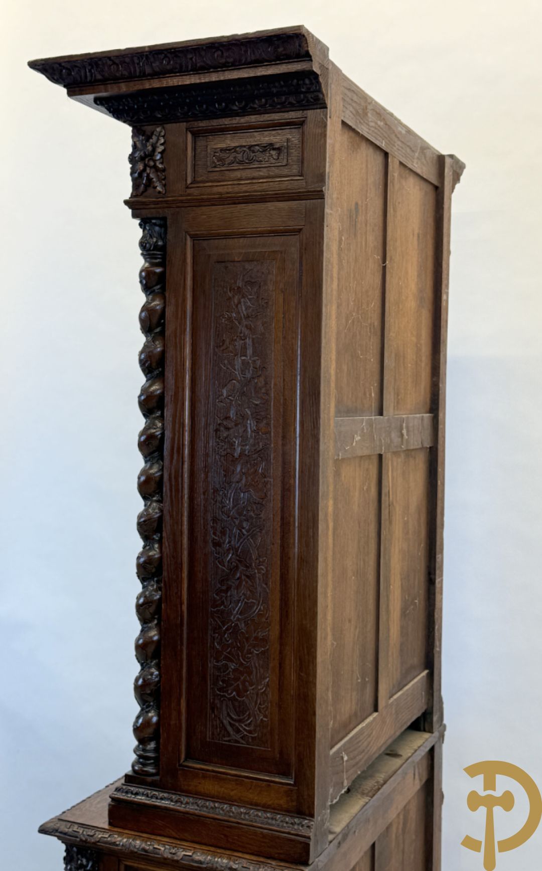 Massief eiken jacht deux-corps, bovenaan met vitrine, zijdelings met getorste zuilen, onderaan met sculptuur van everzwijn en eikebladranken